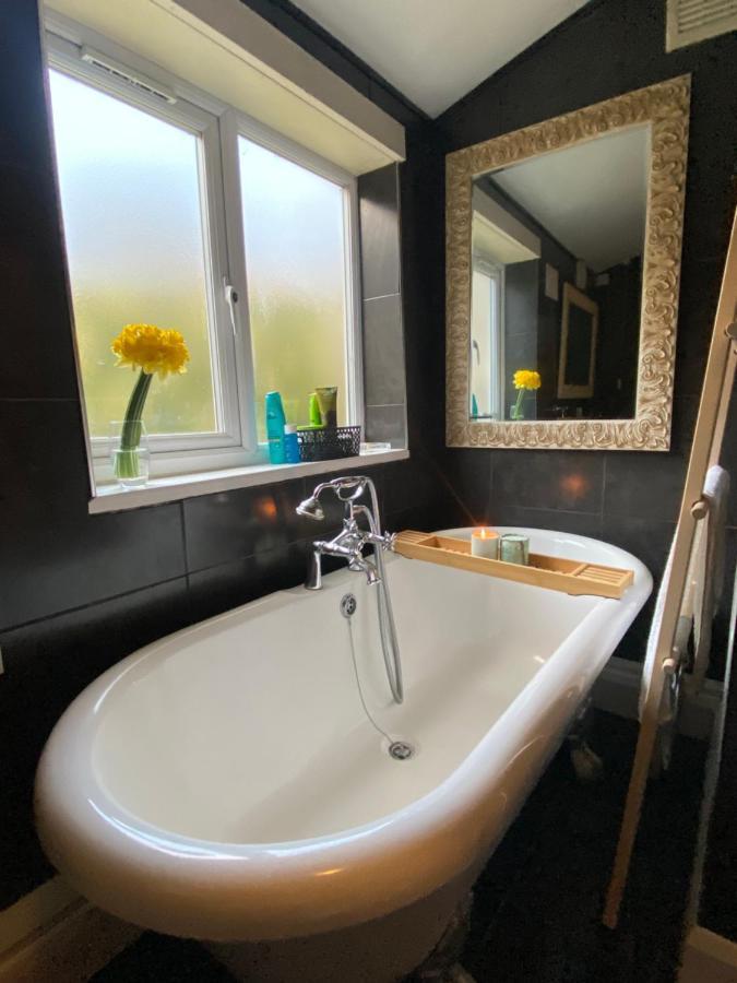 Medway Getaway - 3 Bed Home With Luxury Bathroom Chatham  Eksteriør bilde