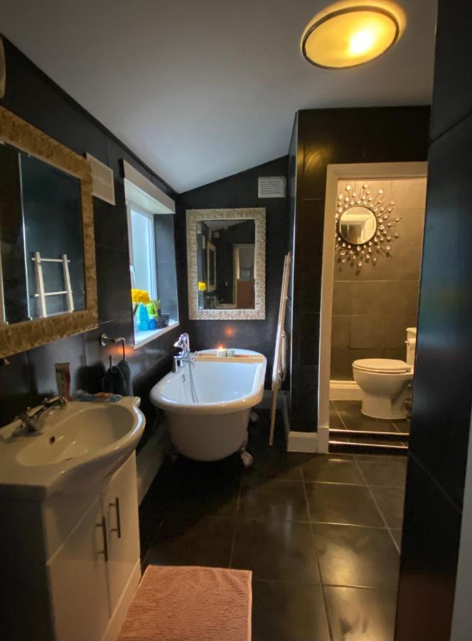 Medway Getaway - 3 Bed Home With Luxury Bathroom Chatham  Eksteriør bilde