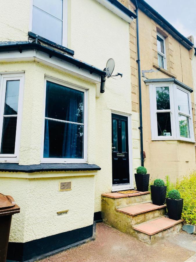 Medway Getaway - 3 Bed Home With Luxury Bathroom Chatham  Eksteriør bilde