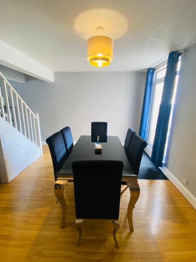 Medway Getaway - 3 Bed Home With Luxury Bathroom Chatham  Eksteriør bilde